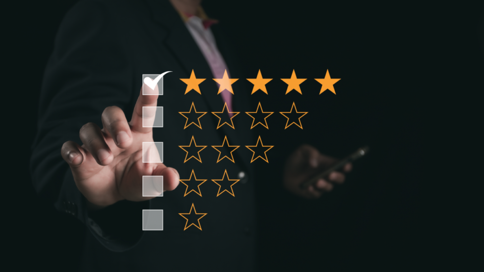 This is a stylized image showing 5 star satisfaction with Endpoint Foresnics & Response.