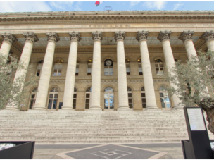 Front of the Palais Bronginairt