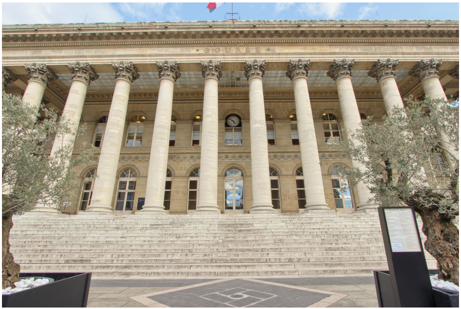 Front of the Palais Bronginairt